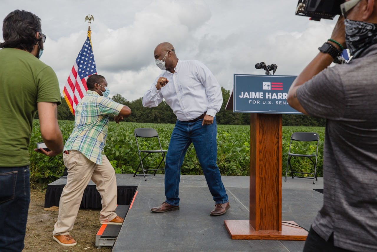 Democratisch senaatskandidaat Jaime Harrison doet een ellebooggroet met een supporter tijdens een evenement in Rowesville, South Carolina.