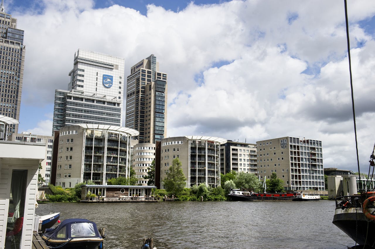 Right-small aligned. Appartementen aan de Amstel in Amsterdam, behorende tot de huurwoningenportefeuille van Delta Lloyd. Deze portefeuille werd in 2018 door de nieuwe eigenaar van Delta Lloyd, NN Groep, verkocht aan Vesteda. Op de achtergrond ook het voormalige hoofdkantoor van Delta Lloyd.